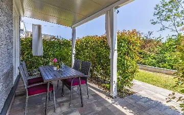 Mobile Home for 6 Guests in Banjole with Pool