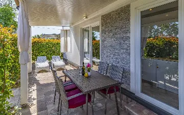 Mobile Home for 6 Guests in Banjole with Pool