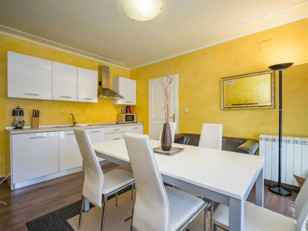 Rovinj Apartment for 5 Guests with Pool