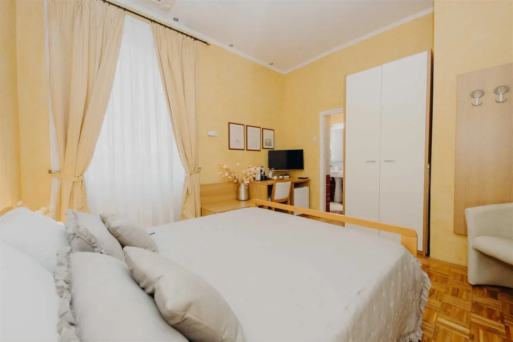 Sea View Room in Rovinj for 2 Guests