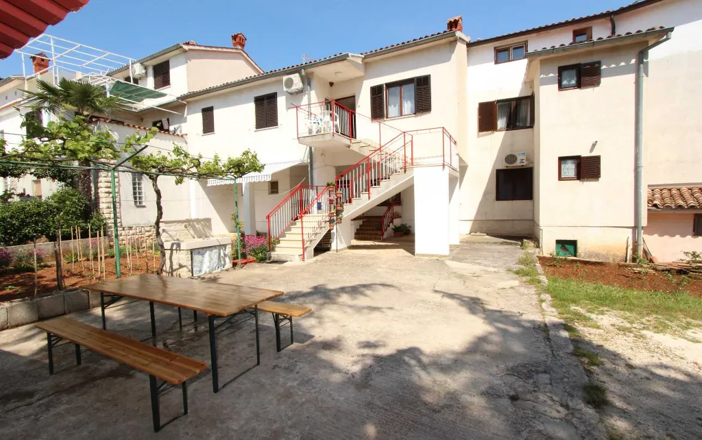 Apartment for 4 with Private Parking in Rovinj