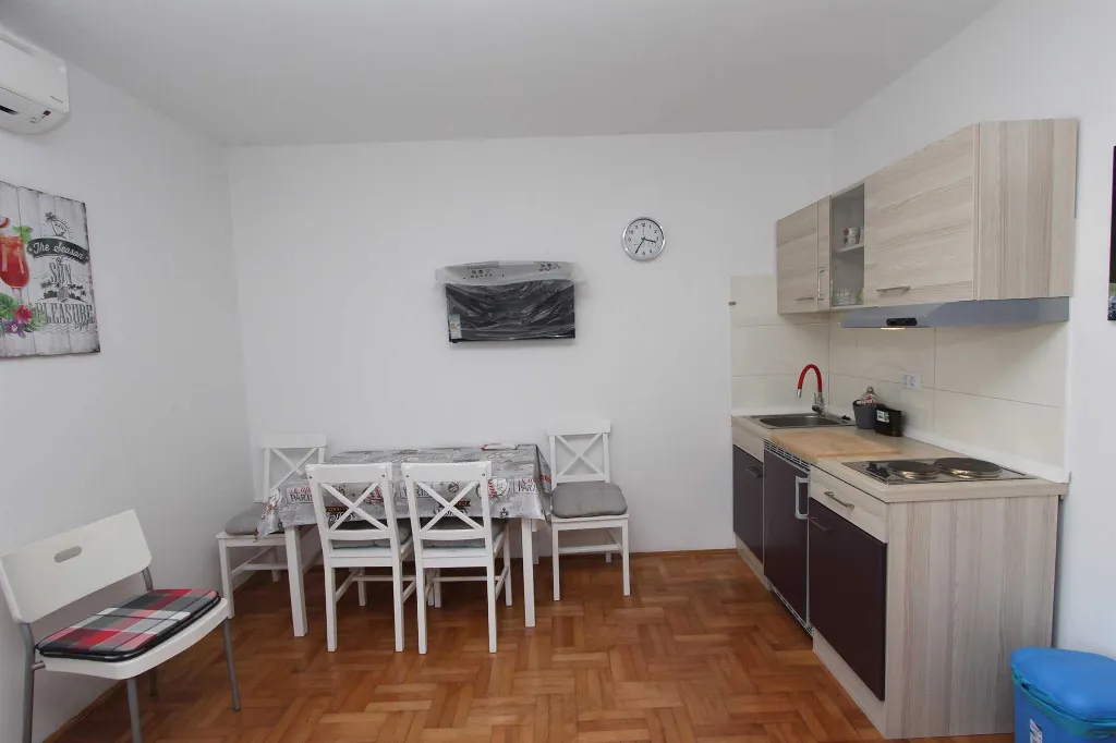 Apartment for 4 with Private Parking in Rovinj