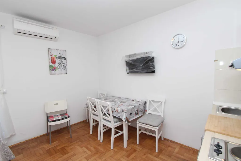 Apartment for 4 with Private Parking in Rovinj