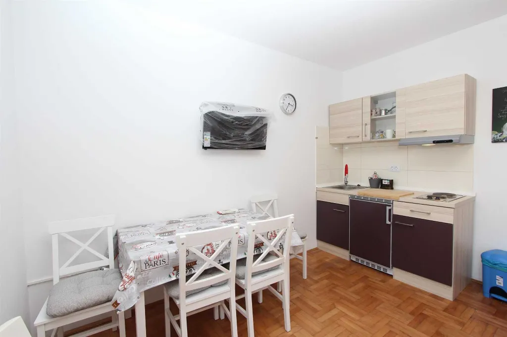 Apartment for 4 with Private Parking in Rovinj