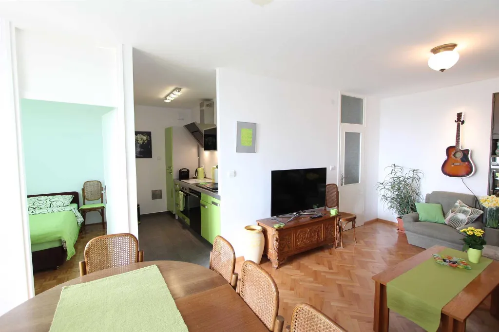 Apartment for 2 Guests in Rovinj with Enclosed Balcony