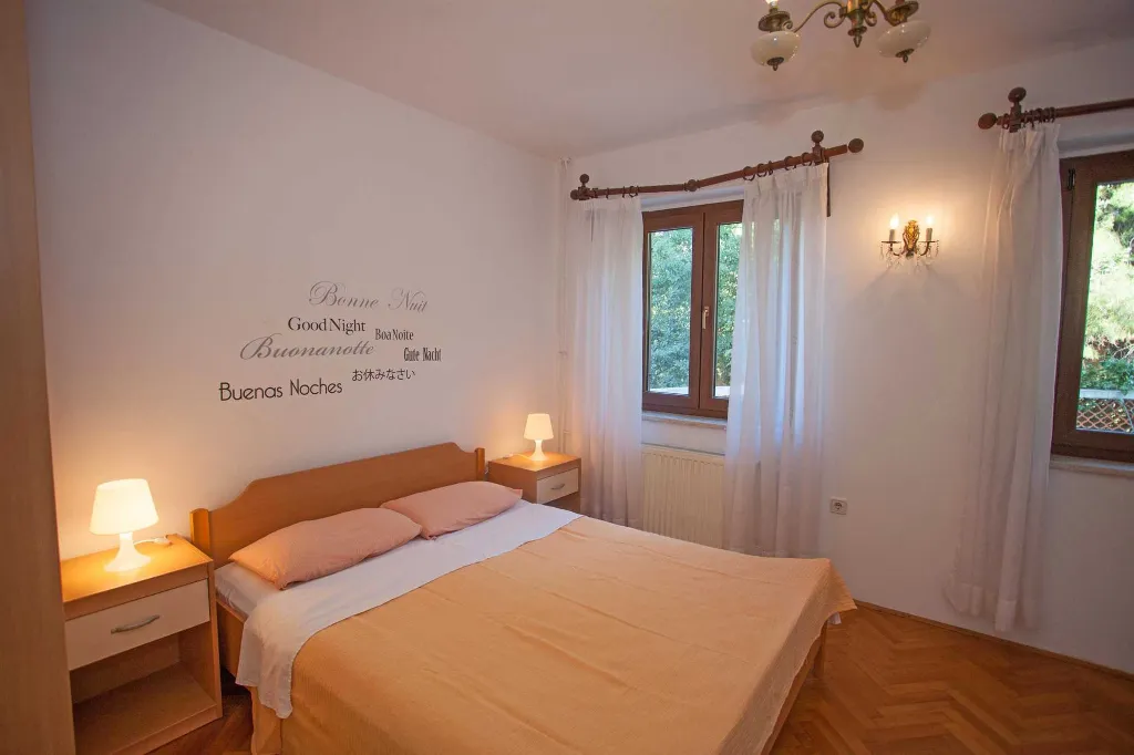 Banjole Two-Bedroom Apartment with Parking