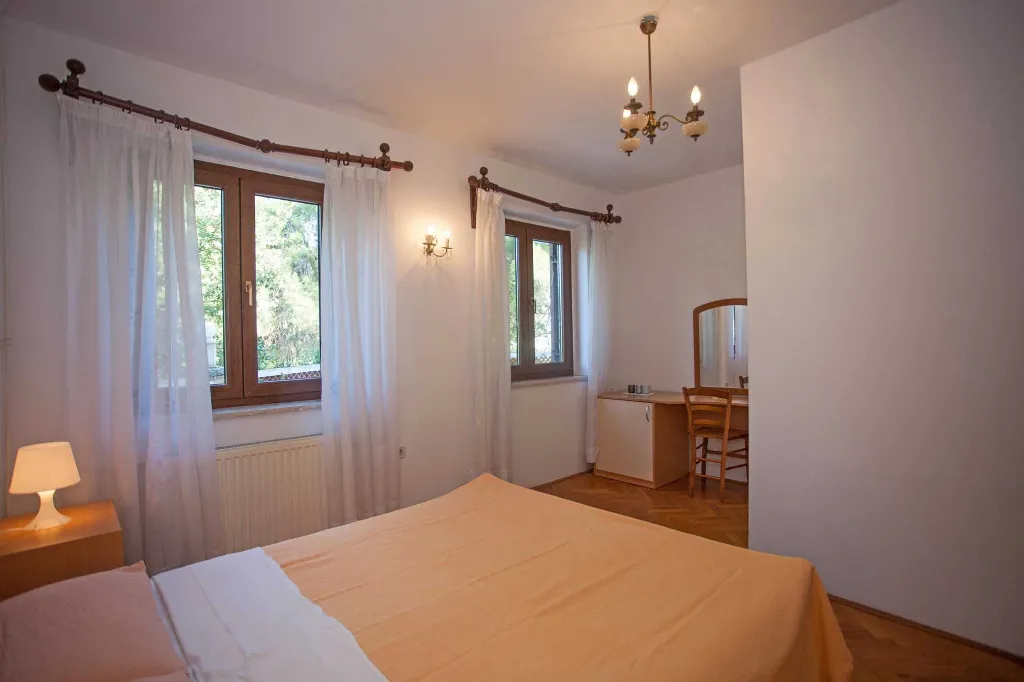 Banjole Two-Bedroom Apartment with Parking