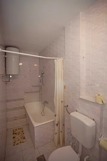 Banjole Two-Bedroom Apartment with Parking