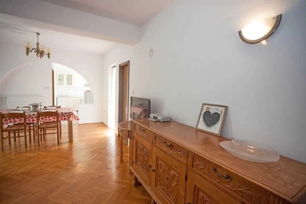 Banjole Two-Bedroom Apartment with Parking