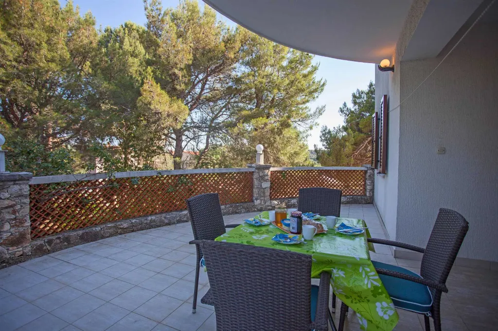 Banjole Two-Bedroom Apartment with Parking
