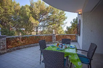 Banjole Two-Bedroom Apartment with Parking