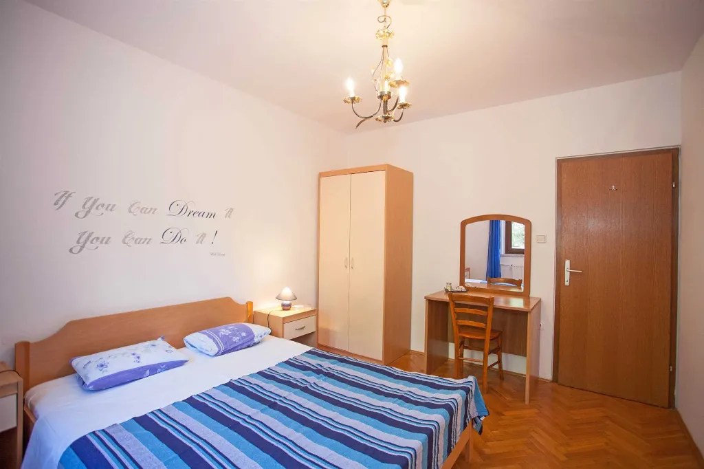 Banjole Two-Bedroom Apartment with Parking