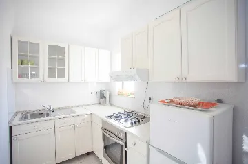 Banjole Two-Bedroom Apartment with Parking