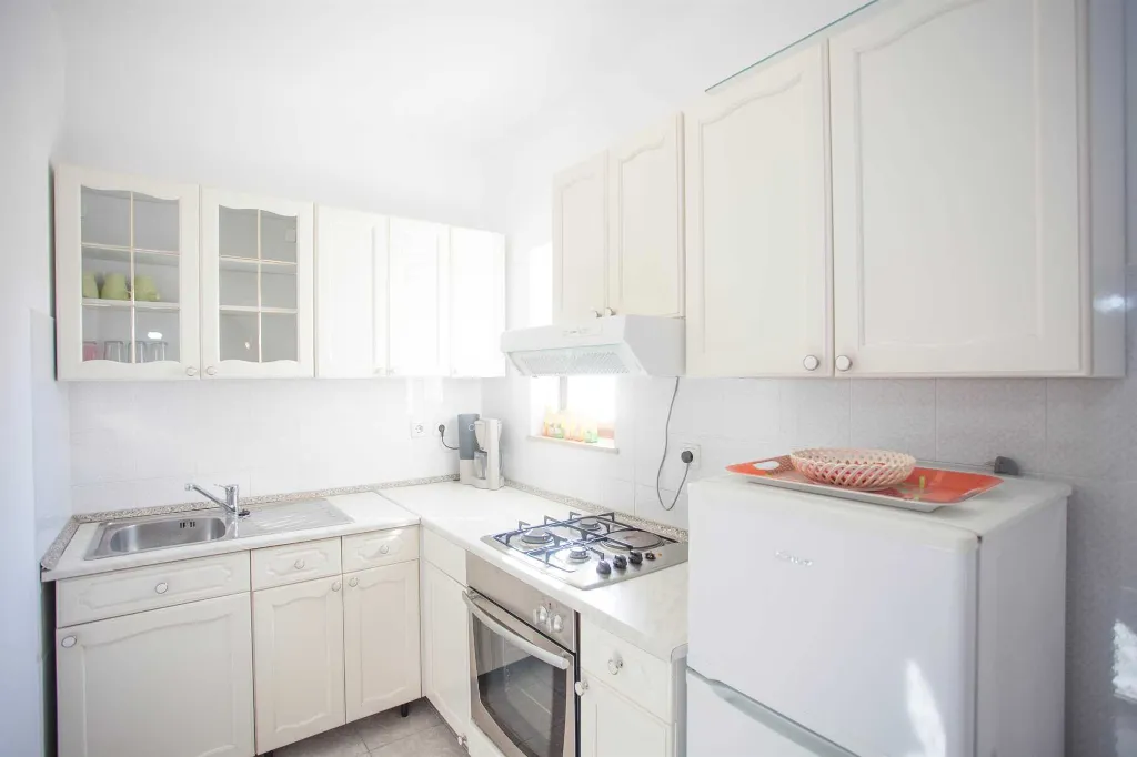 Banjole Two-Bedroom Apartment with Parking