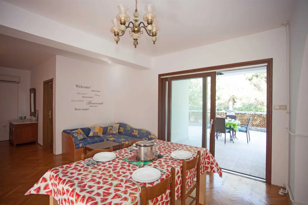 Banjole Two-Bedroom Apartment with Parking