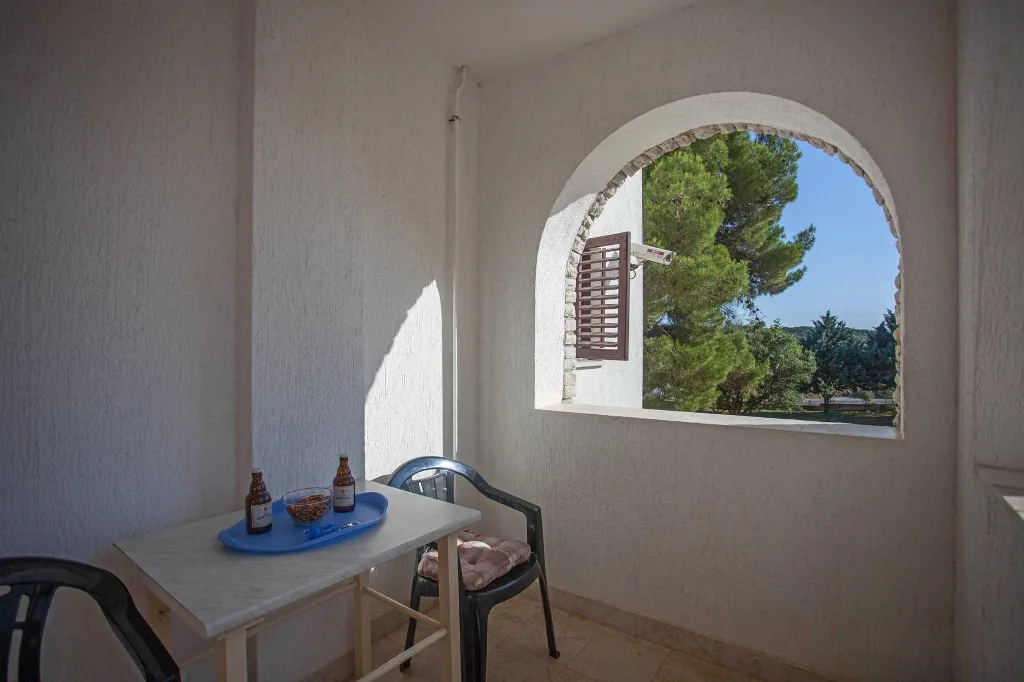 Banjole Two-Bedroom Apartment with Parking