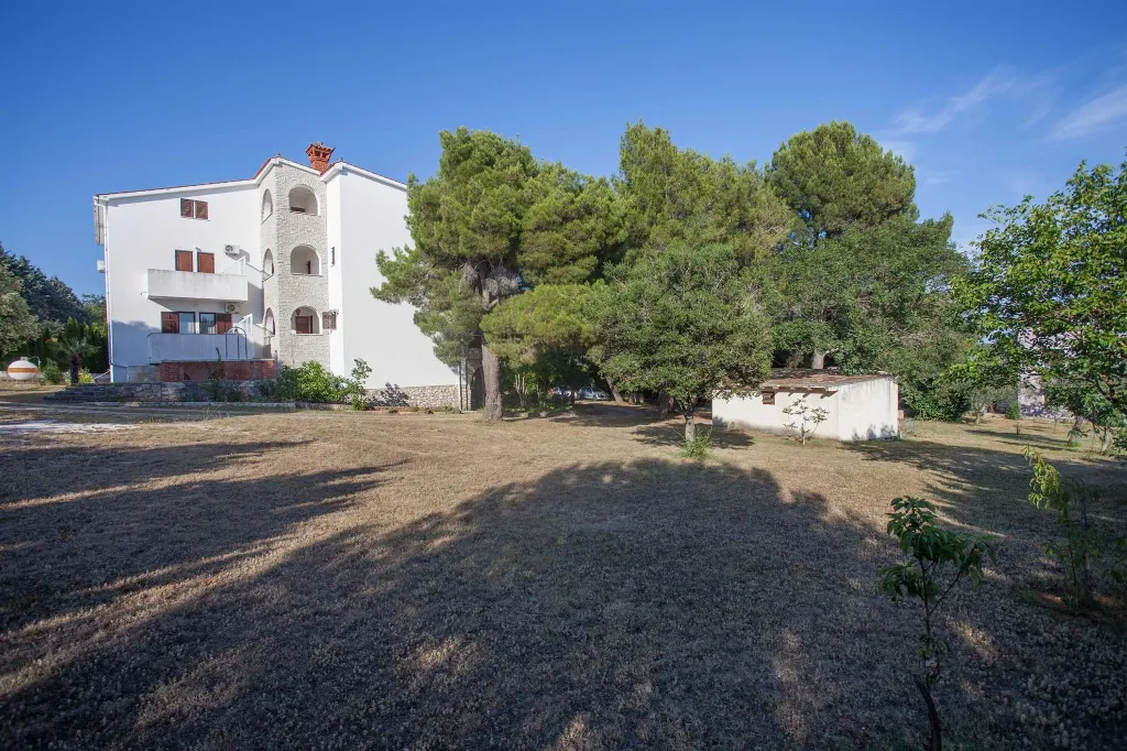Banjole Two-Bedroom Apartment with Parking