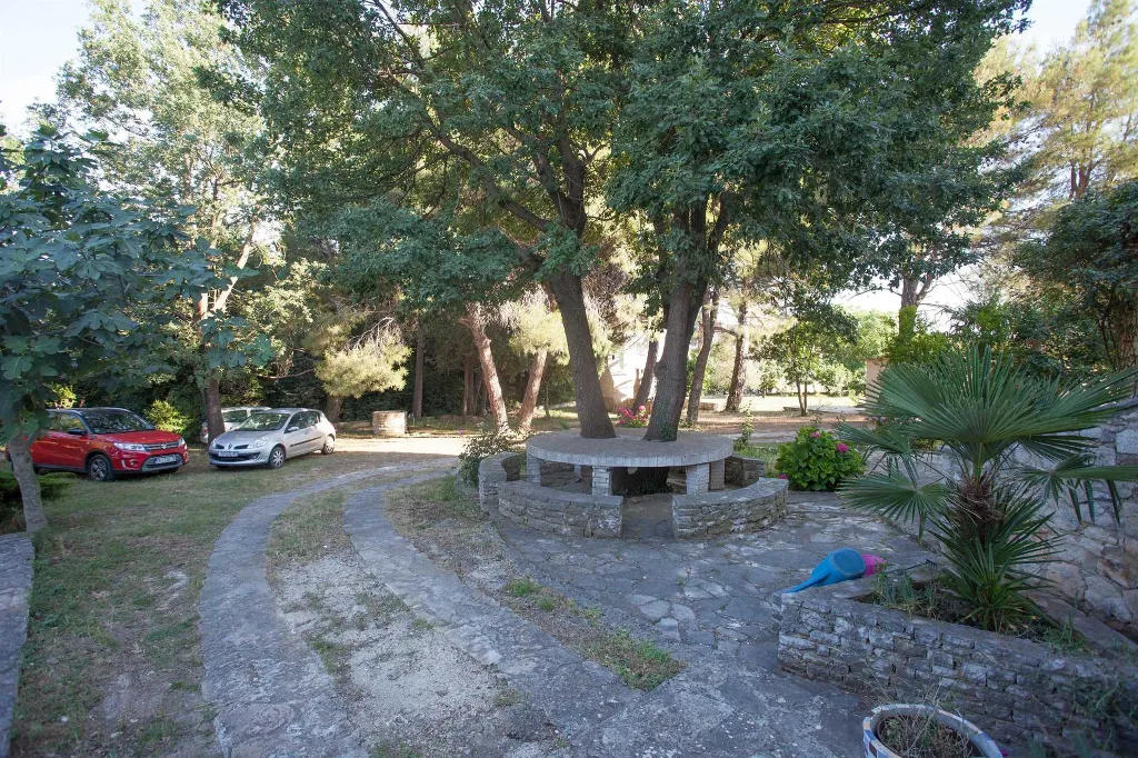 Banjole Two-Bedroom Apartment with Parking
