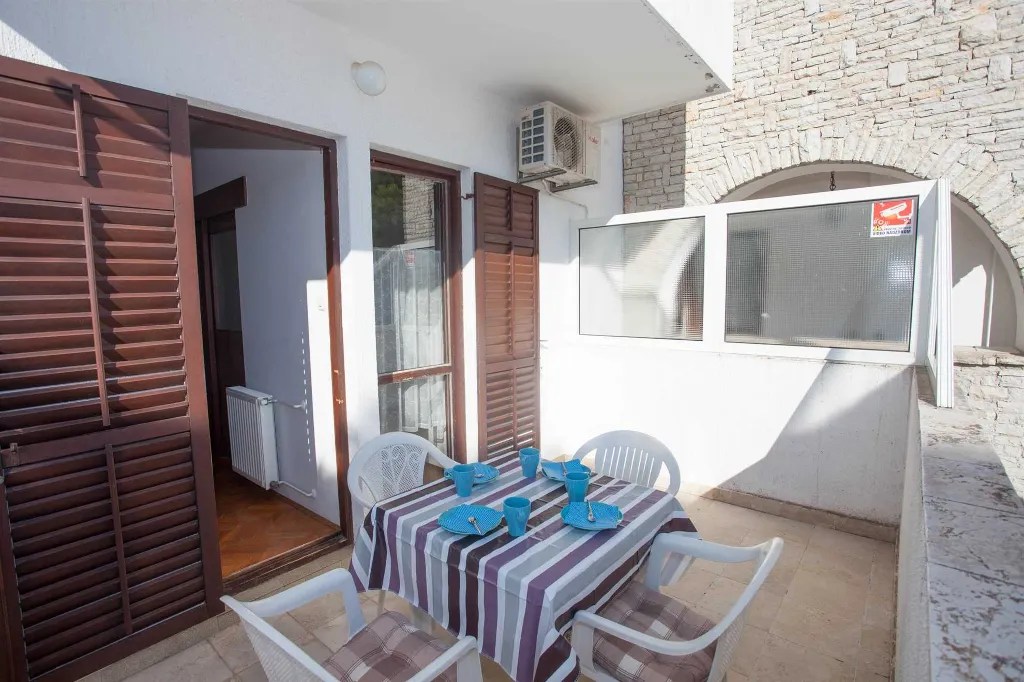Apartment for 5 Guests in Banjole