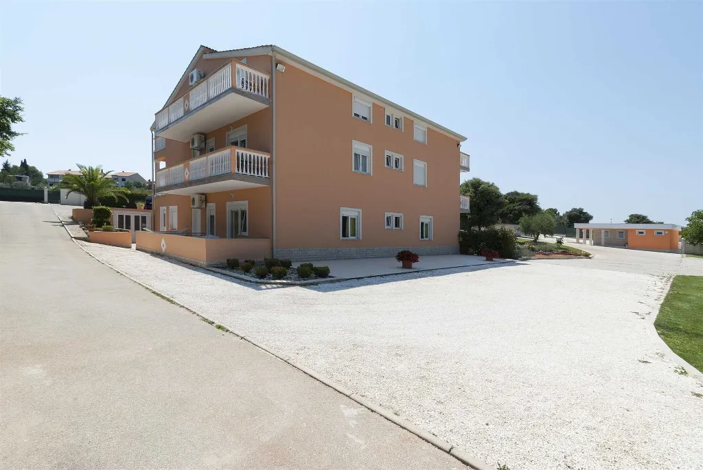 Banjole Apartment for 4 Guests with Shared Pool