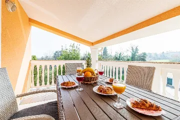 Banjole Apartment for 4 Guests with Shared Pool