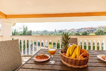 Banjole Apartment for 4 Guests with Shared Pool