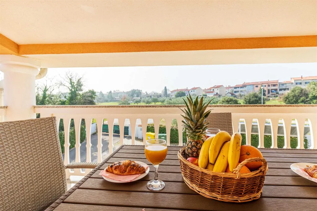 Banjole Apartment for 4 Guests with Shared Pool