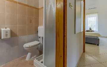 Banjole Apartment for 4 Guests with Shared Pool