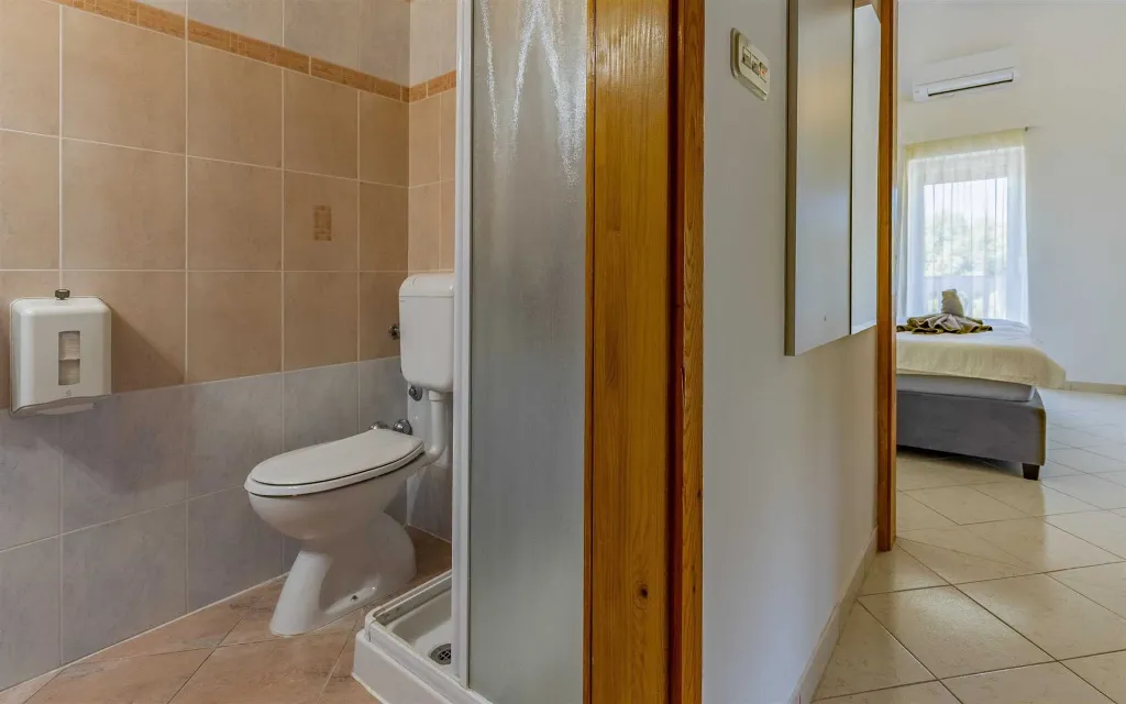 Banjole Apartment for 4 Guests with Shared Pool