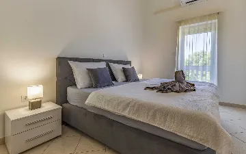 Banjole Apartment for 4 Guests with Shared Pool