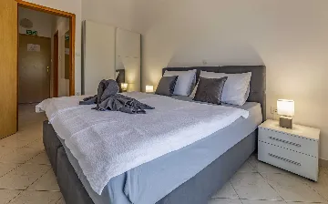 Banjole Apartment for 4 Guests with Shared Pool