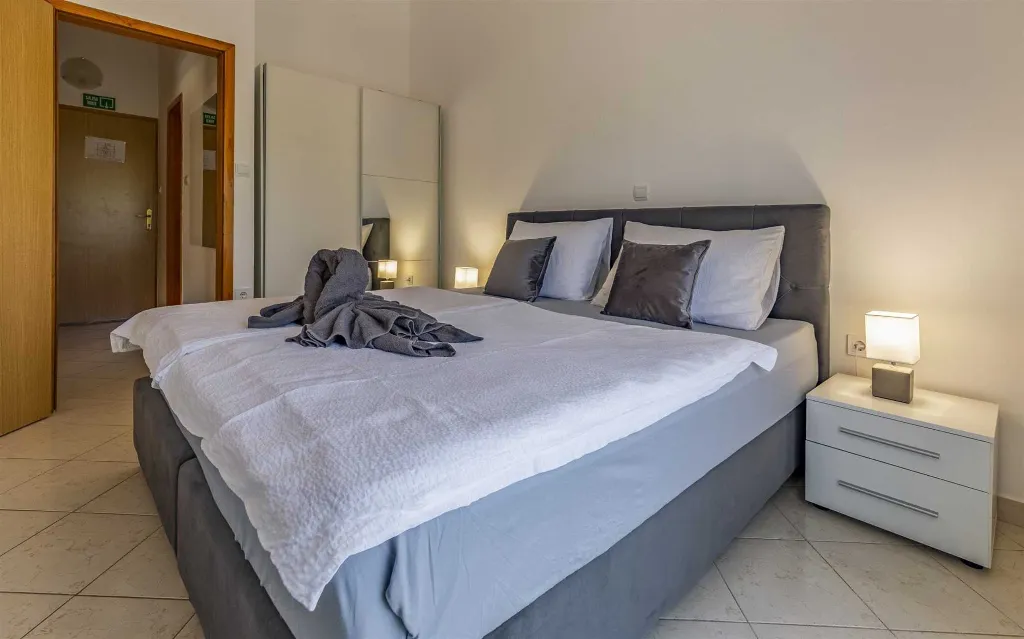 Banjole Apartment for 4 Guests with Shared Pool