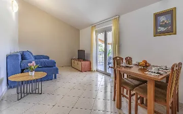 Banjole Apartment for 4 Guests with Shared Pool