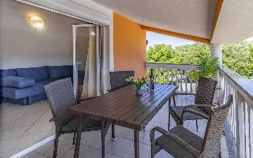 Banjole Apartment for 4 Guests with Shared Pool