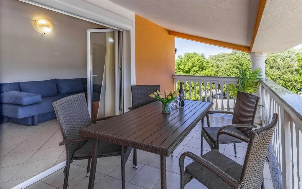 Banjole Apartment for 4 Guests with Shared Pool