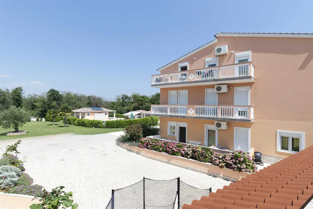 Banjole Apartment with Balcony and Shared Pool