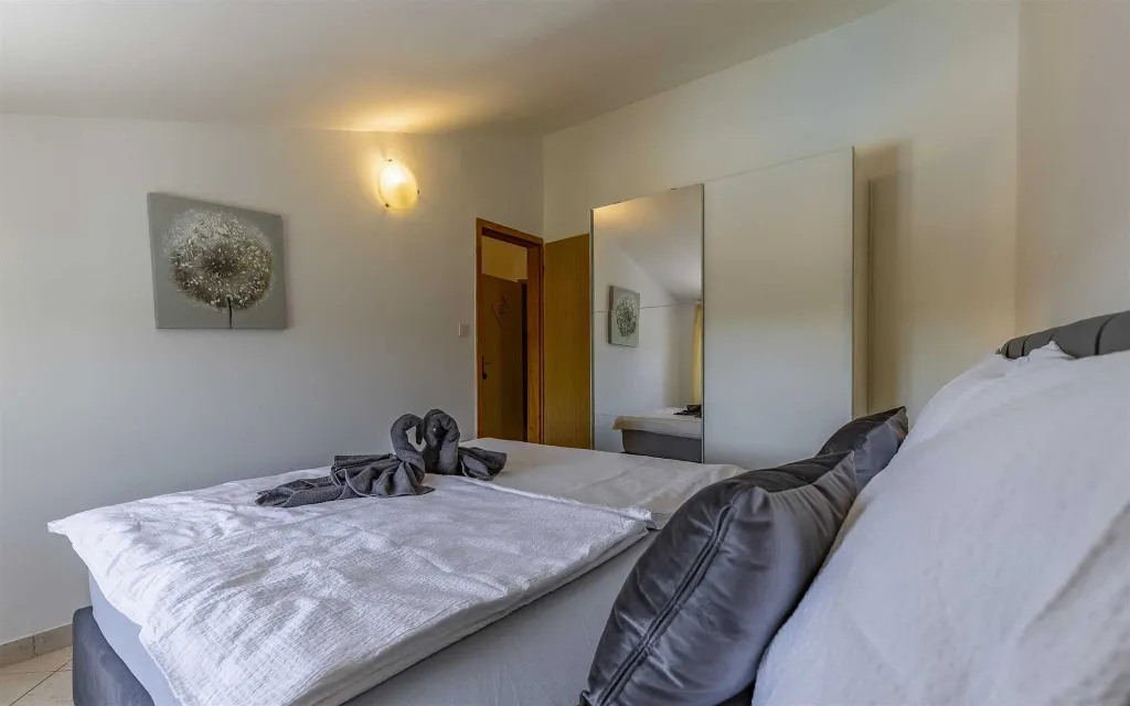 Shared Pool Apartment in Banjole