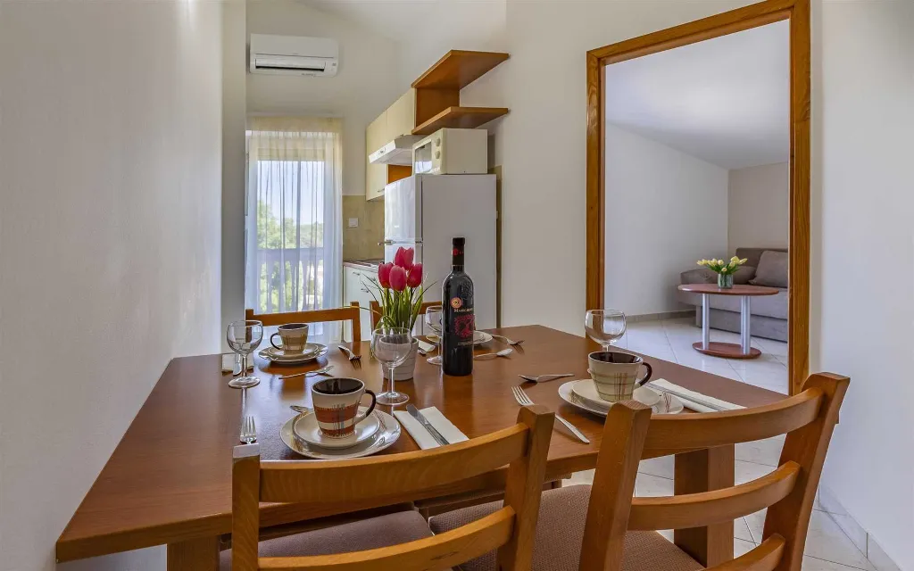 Shared Pool Apartment in Banjole
