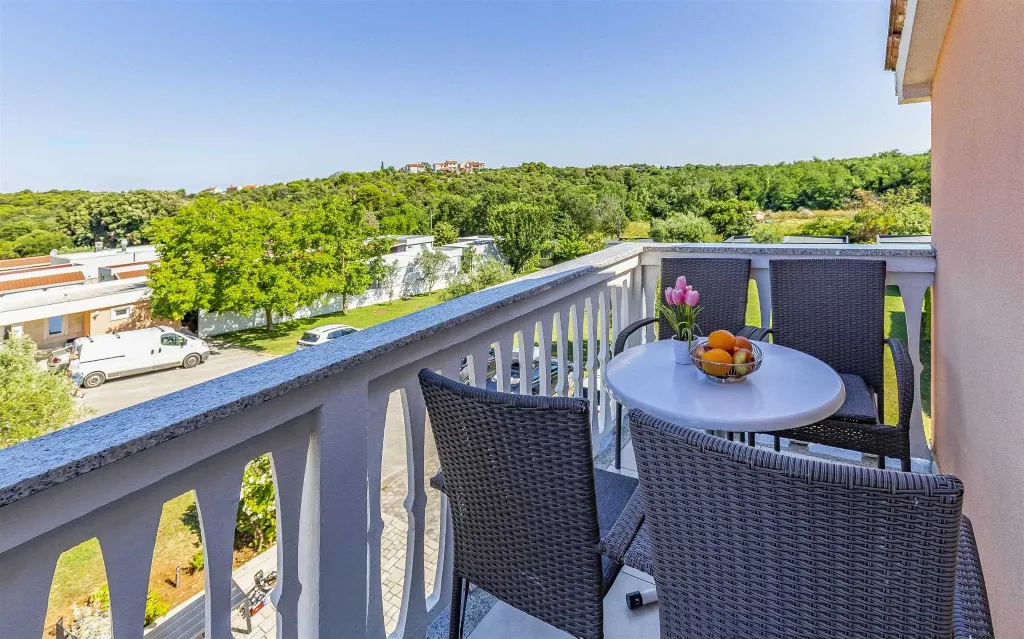 Shared Pool Apartment in Banjole
