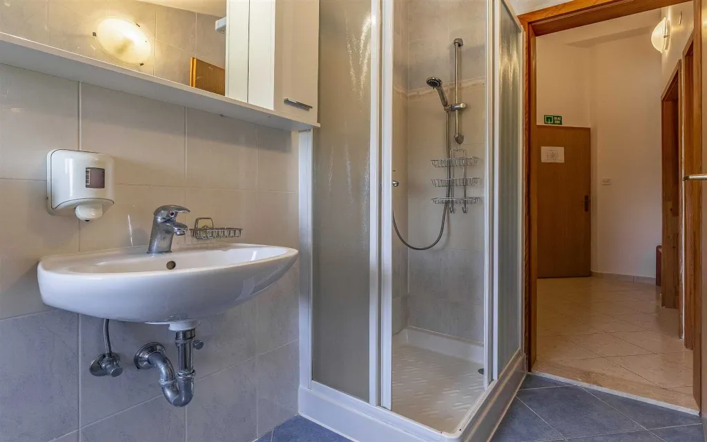 Shared Pool Apartment in Banjole