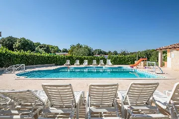 Banjole Apartment for 4 with Shared Pool