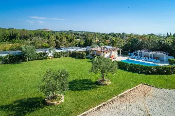 Banjole Apartment for 4 with Shared Pool