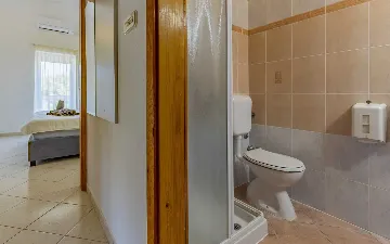 Banjole Apartment for 4 with Shared Pool