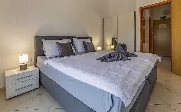 Banjole Apartment for 4 with Shared Pool