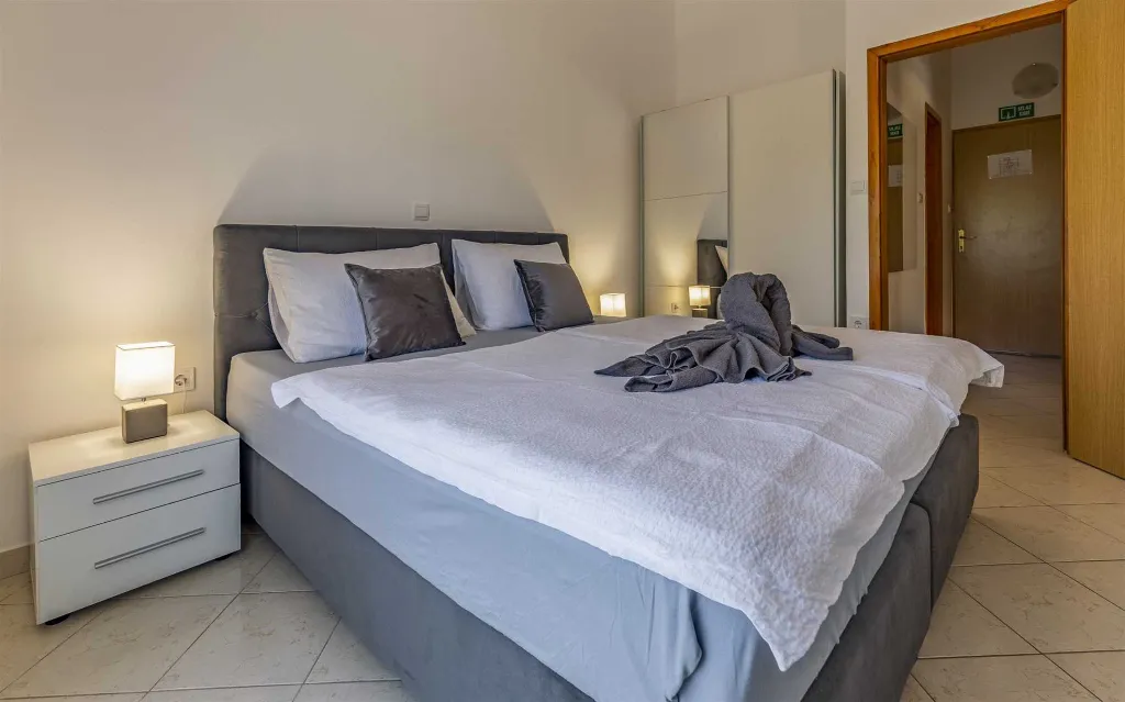 Banjole Apartment for 4 with Shared Pool