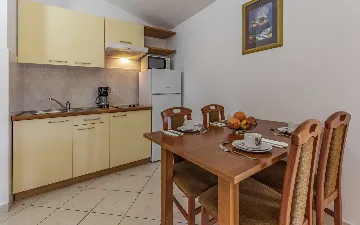 Banjole Apartment for 4 with Shared Pool