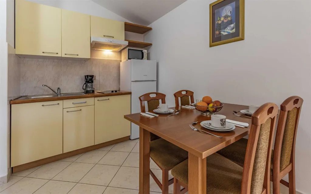 Banjole Apartment for 4 with Shared Pool