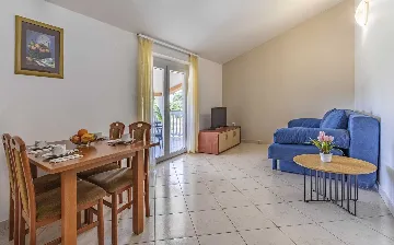 Banjole Apartment for 4 with Shared Pool