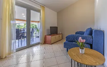 Banjole Apartment for 4 with Shared Pool