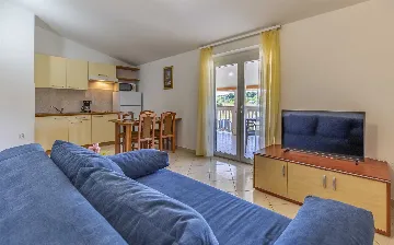 Banjole Apartment for 4 with Shared Pool